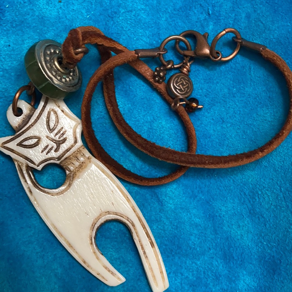 Jade (in Sterling) and Bone Cat charm on leather - Picture 6 of 7